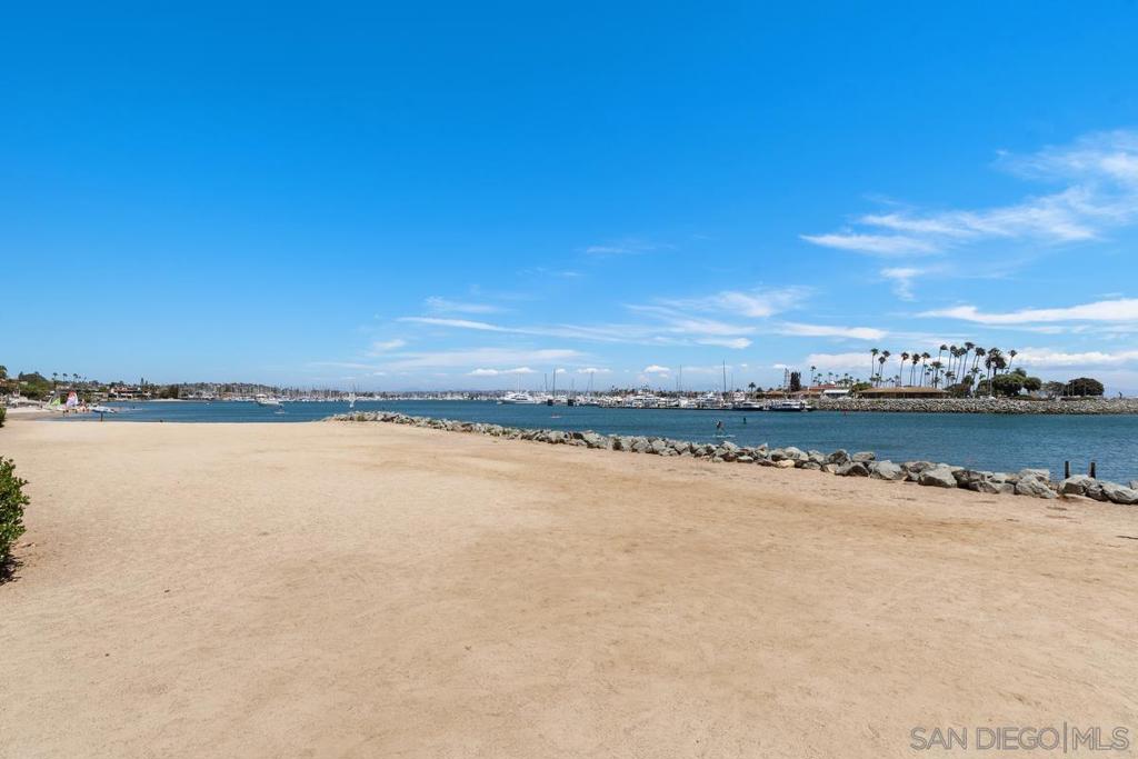https://media.crmls.org/mediaz/df6bc005-b048-4b18-9fe5-d4ef1c89bef7.jpg?preset=X-Large