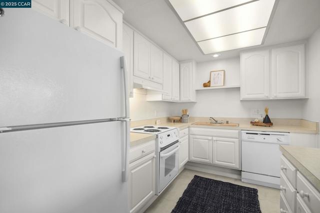 1935 Golden Rain Rd, Walnut Creek CA: https://media.crmls.org/mediaz/df6be3b3-70a7-43c0-8b88-de06fa44b6d7.jpg