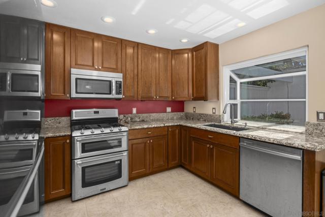 10748 Escobar Dr, San Diego CA: https://media.crmls.org/mediaz/df6db73c-81b8-42c3-909d-80cf3f4dfecf.jpg