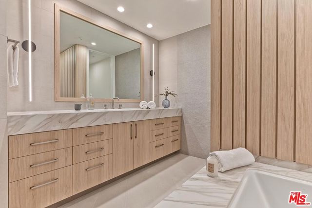 300 N Swall Drive, Beverly Hills CA: https://media.crmls.org/mediaz/df6e1072-ea10-4b6a-91ab-7c1506f7ebfa.jpg