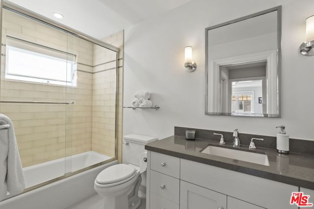 636 12th Street, Manhattan Beach CA: https://media.crmls.org/mediaz/df6e4bf9-0cc0-46df-ae48-0a810fcaa7f0.jpg