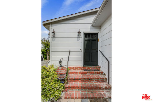 13324 Valley Vista Boulevard, Sherman Oaks CA: https://media.crmls.org/mediaz/df6e73c3-4256-4468-8512-78d686e85880.jpg