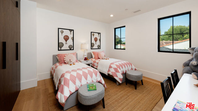 4153 Vantage Avenue, Studio City CA: https://media.crmls.org/mediaz/df6f328a-4720-4d2e-9afc-0427c8032328.jpg