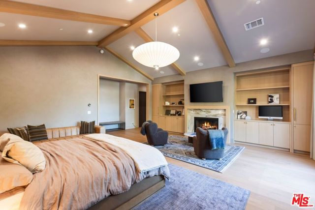 5084 Valjean Avenue, Encino CA: https://media.crmls.org/mediaz/df6f7c55-626a-4479-9b8f-4785ce88e1bc.jpg