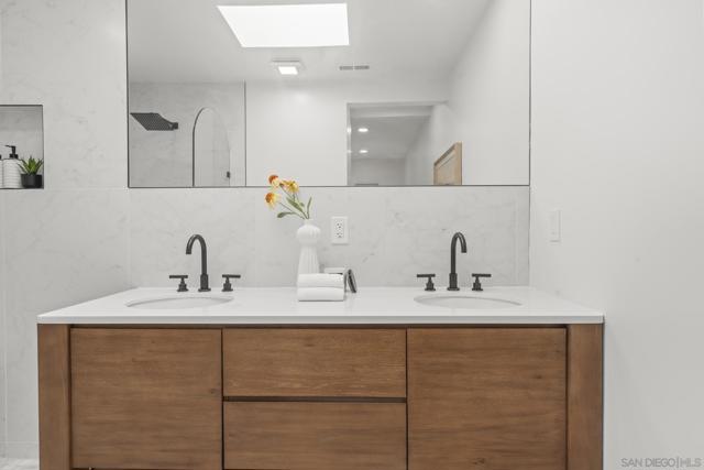 375 E Avenue, Coronado CA: https://media.crmls.org/mediaz/df7000c7-31bf-4466-877f-99c93532ecaa.jpg