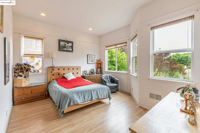 2033 Clement St, San Francisco CA: https://media.crmls.org/mediaz/df7062bf-bc9a-4de4-a3c9-ebb8c1f27c56.jpg