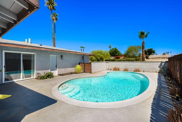 76761 Kentucky Avenue, Palm Desert CA: https://media.crmls.org/mediaz/df70db10-9197-4c61-a470-b0bf5aaa4346.jpg