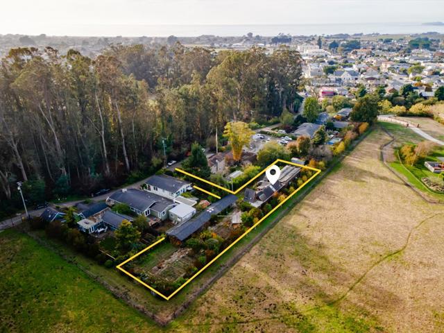 1009 Miramontes Street, Half Moon Bay CA: https://media.crmls.org/mediaz/df720a44-aa62-4f1a-a035-ad190140ba3d.jpg