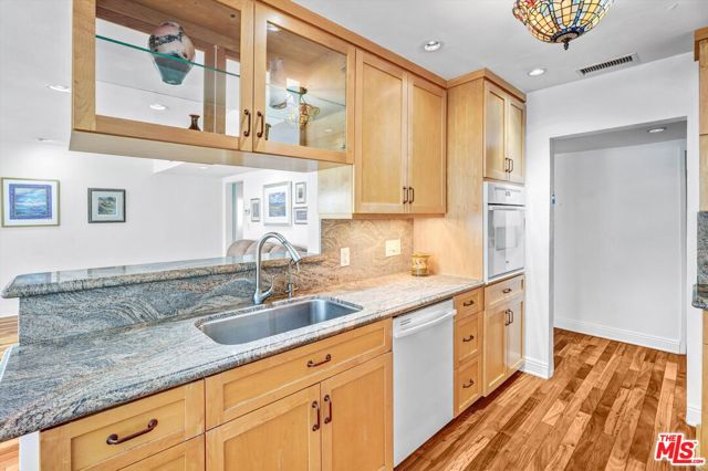 910 S Holt Avenue, Los Angeles CA: https://media.crmls.org/mediaz/df7340de-1c8a-4f6e-9986-90a971c75610.jpg