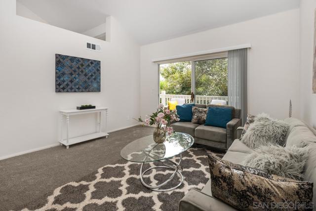8585 Via Mallorca, La Jolla CA: https://media.crmls.org/mediaz/df7357a2-5427-413b-ab0c-924aad30d972.jpg