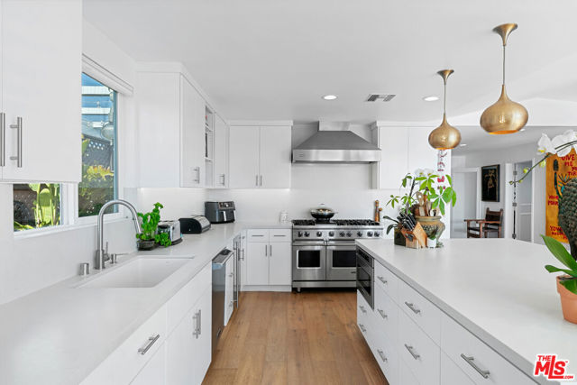 29500 Heathercliff Road, Malibu CA: https://media.crmls.org/mediaz/df739131-53bf-4f82-b1a9-5b3c05671bf0.jpg