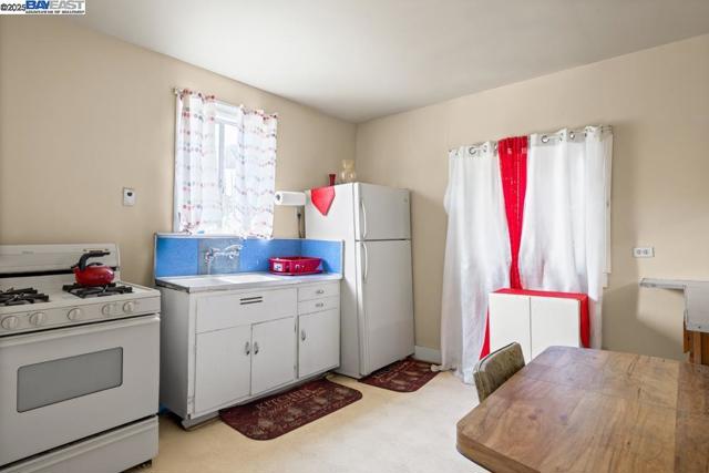 3003 School St, Oakland CA: https://media.crmls.org/mediaz/df74039a-fb00-44e9-a53f-5e010e1d0047.jpg