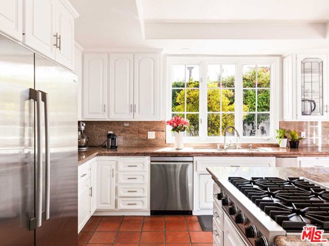 2113 Stoney Hill Road, Los Angeles CA: https://media.crmls.org/mediaz/df752600-3723-4ec3-80d5-8d355aa427c2.jpg