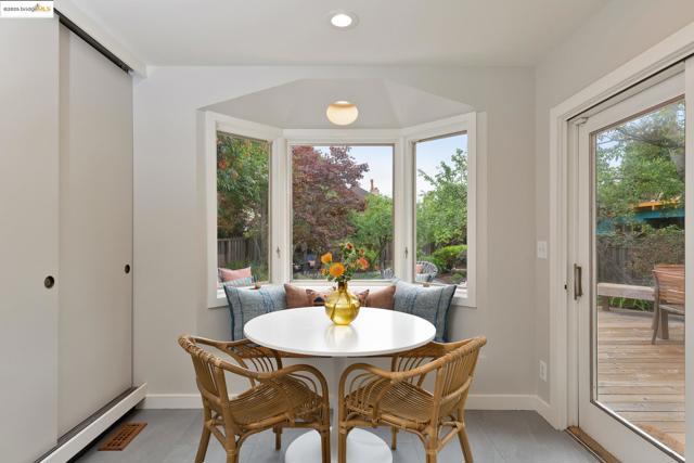 3860 Greenwood Ave, Oakland CA: https://media.crmls.org/mediaz/df755344-f1a4-4c8e-86d3-d5f3314e5367.jpg