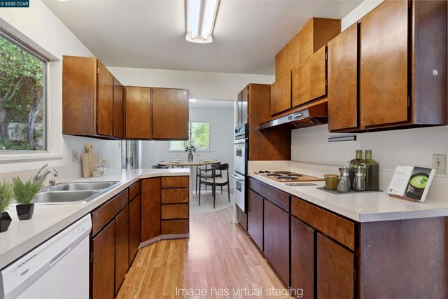 51 Rincon Rd, Kensington CA: https://media.crmls.org/mediaz/df7691b8-f082-475a-a8a4-7118d6b78718.jpg