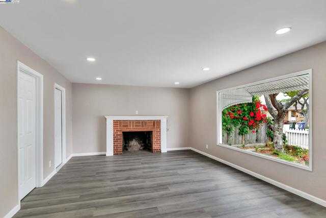 6547 Dairy Ave, Newark CA: https://media.crmls.org/mediaz/df76b6b1-a19f-44d2-8234-46e478714aa2.jpg