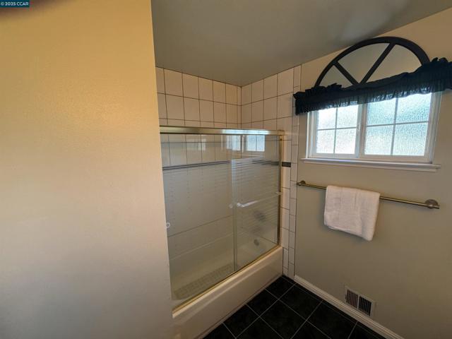 898 Luxury Dr, Concord CA: https://media.crmls.org/mediaz/df771cf9-b749-406e-a2ee-78cc5a49ec3f.jpg