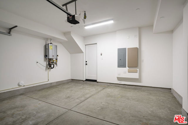 11220 Victory Boulevard, North Hollywood CA: https://media.crmls.org/mediaz/df77424f-a96c-4ea2-a01c-99a4fd160a29.jpg