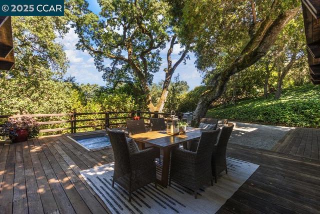 39 El Toyonal, Orinda CA: https://media.crmls.org/mediaz/df779e2c-08c6-46c6-8fcb-c4c2009ce132.jpg