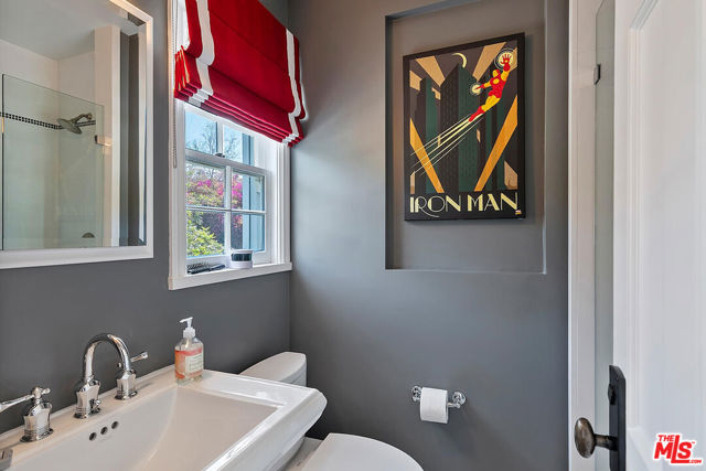 10428 Wyton Drive, Los Angeles CA: https://media.crmls.org/mediaz/df77b9fc-9efc-4b8a-b451-e16818eac899.jpg