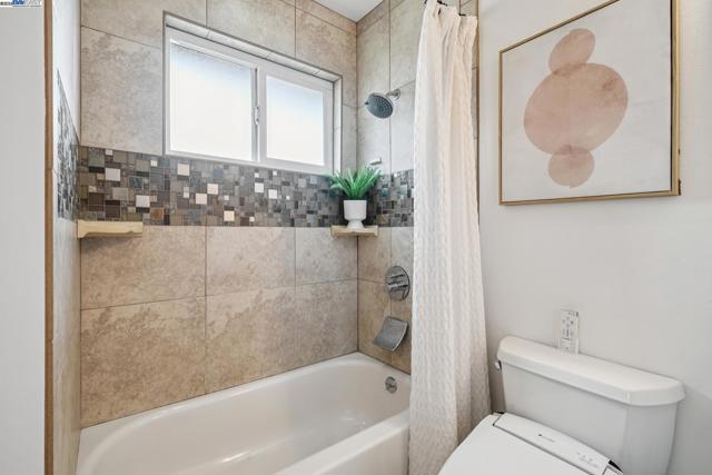 598 CRESTMONT DRIVE, Oakland CA: https://media.crmls.org/mediaz/df7824da-7d40-4b1d-9901-0ede03563bef.jpg