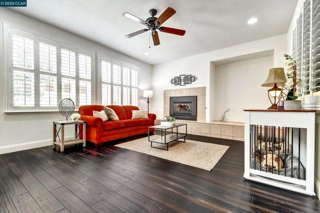 1033 LANTERN BAY, Hercules CA: https://media.crmls.org/mediaz/df7a4693-de13-4578-8a46-3e851818d5e4.jpg