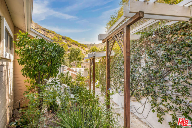 1647 N Beverly Glen Boulevard, Los Angeles CA: https://media.crmls.org/mediaz/df7a8f14-b247-41cb-84c0-58bb9d192db9.jpg