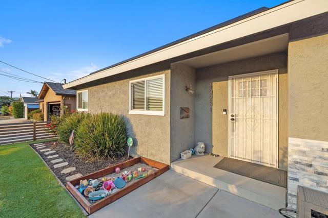 10231 Settle Rd, Santee CA: https://media.crmls.org/mediaz/df7b0f5d-bfd4-41ca-bc33-4d6afbc56669.jpg