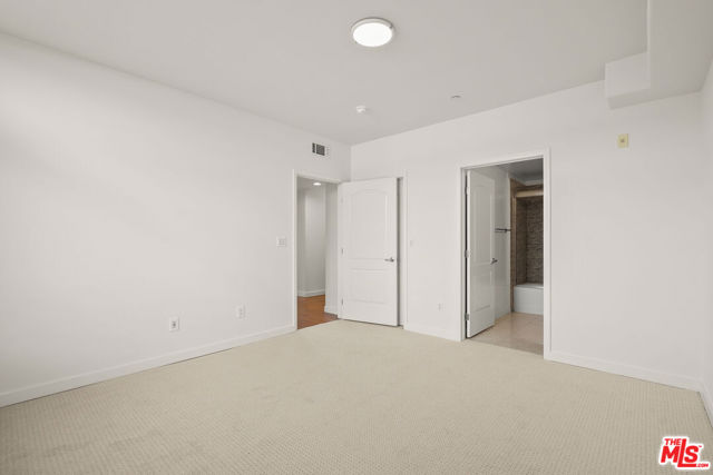 401 N Serrano Avenue, Los Angeles CA: https://media.crmls.org/mediaz/df7b762d-0636-4b87-bca7-971b88f31d61.jpg