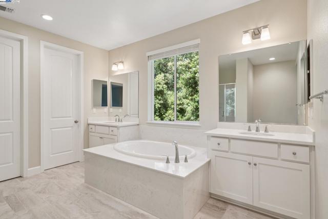 1305 Sunningdale Lane, Fairfield CA: https://media.crmls.org/mediaz/df7c54de-3157-4ad2-8fae-0f91a4572203.jpg