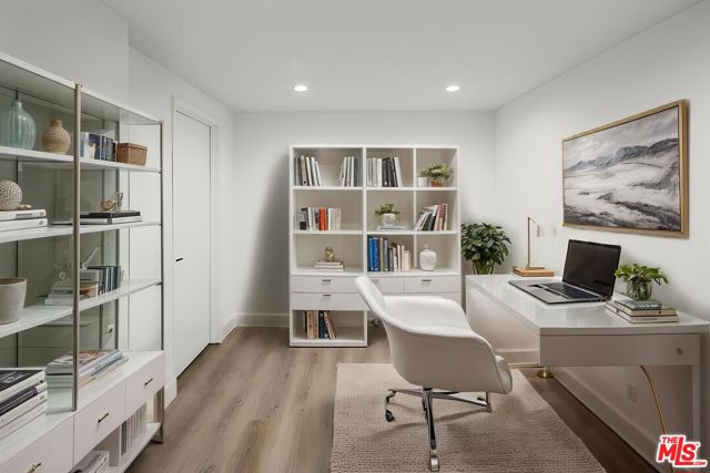 5254 Yarmouth Avenue, Encino CA: https://media.crmls.org/mediaz/df7d15e4-64c4-4d02-ac8b-83aa15e355e2.jpg