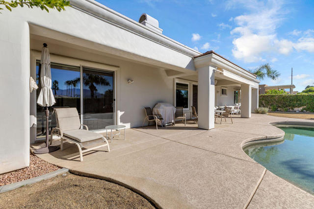 29 Calle La Reina, Rancho Mirage CA: https://media.crmls.org/mediaz/df7d3a1d-646e-4c22-b7fd-f7647076e136.jpg