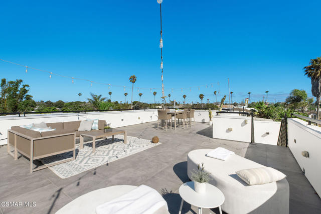 829 Flower Avenue, Venice CA: https://media.crmls.org/mediaz/df7d42a7-2c47-4c9d-8204-717018c5f5f3.jpg