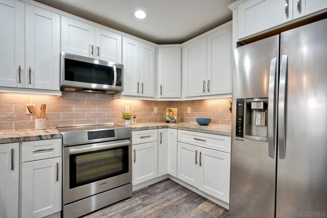 4195 Porte De Merano, San Diego CA: https://media.crmls.org/mediaz/df7e7800-69c9-47ed-83f5-2c0c6cd88f1c.jpg
