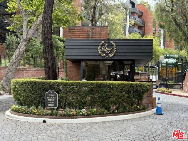 4752 Park Encino Lane, Encino CA: https://media.crmls.org/mediaz/df7ed1bb-39c7-49cd-8efb-2ac81a03e1cc.jpg