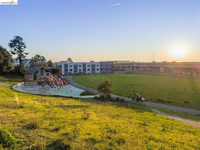 545 Pierce St, Albany CA: https://media.crmls.org/mediaz/df7f33d5-eae5-4817-b987-de0f92b77885.jpg