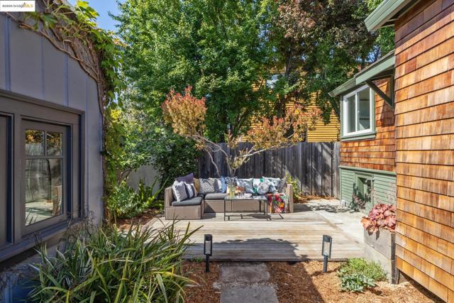 1350 Curtis St, Berkeley CA: https://media.crmls.org/mediaz/df7f5ca4-0a80-4c3f-b9f7-88904ccc4436.jpg