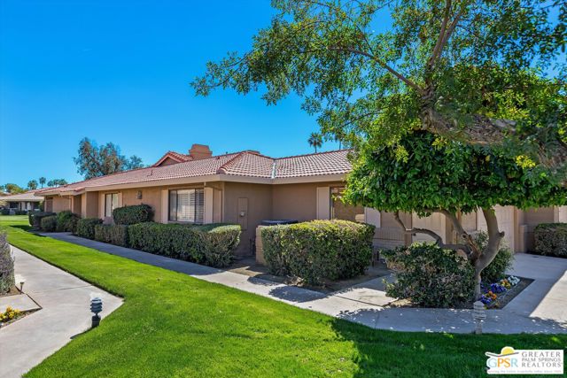 34 Camino Arroyo Place, Palm Desert CA: https://media.crmls.org/mediaz/df7fa63b-28c0-4b61-89e2-85ab5d4fa75d.jpg