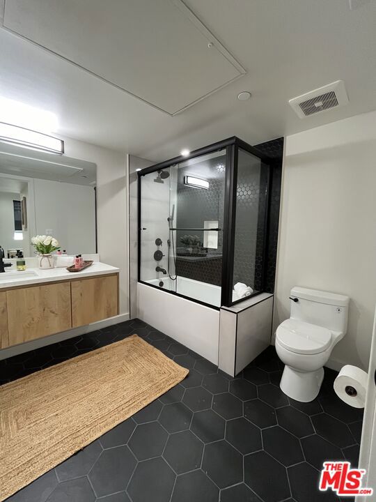 124 S Croft Avenue, Los Angeles CA: https://media.crmls.org/mediaz/df806f2f-2ccd-450b-ad32-8a36063ae5a3.jpg