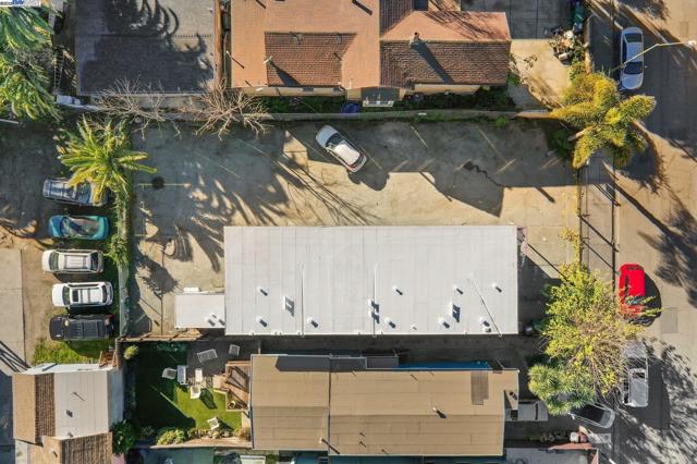 1108 Chestnut St, Oakland CA: https://media.crmls.org/mediaz/df814493-8372-4029-9cf7-633214913801.jpg