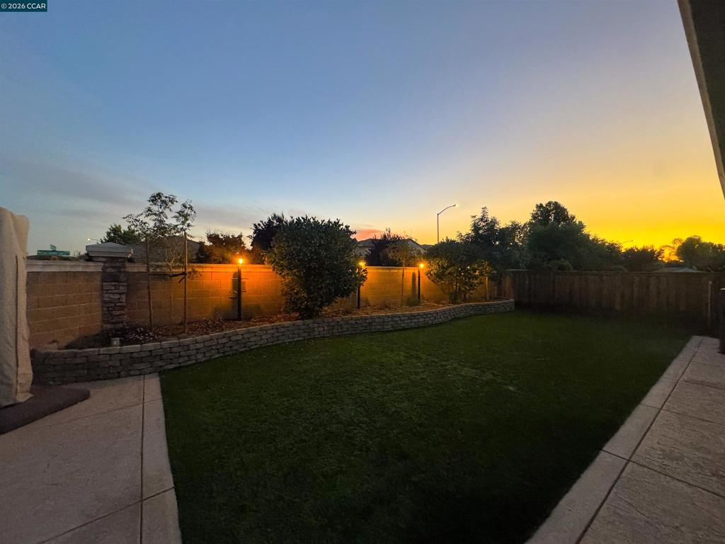 https://media.crmls.org/mediaz/df820599-33ca-4357-8b90-22c12205f71d.jpg?preset=X-Large