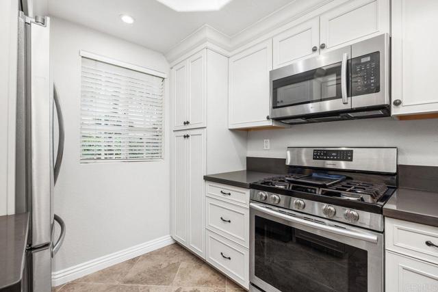 Detail Gallery Image 3 of 35 For 750 Breeze Hill Rd #110,  Vista,  CA 92081 - 2 Beds | 2/1 Baths