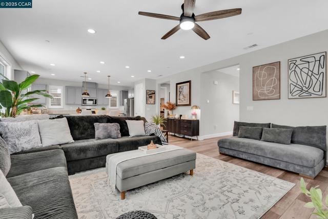 499 Yarrow Dr, Fairfield CA: https://media.crmls.org/mediaz/df84084f-00ba-4d11-8098-2dcc915c9b66.jpg