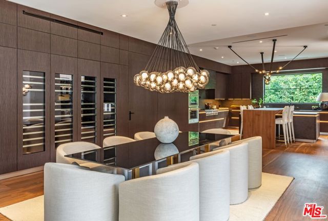 927 N Whittier Drive, Beverly Hills CA: https://media.crmls.org/mediaz/df844cc1-510a-483e-8390-fa7f910929ae.jpg