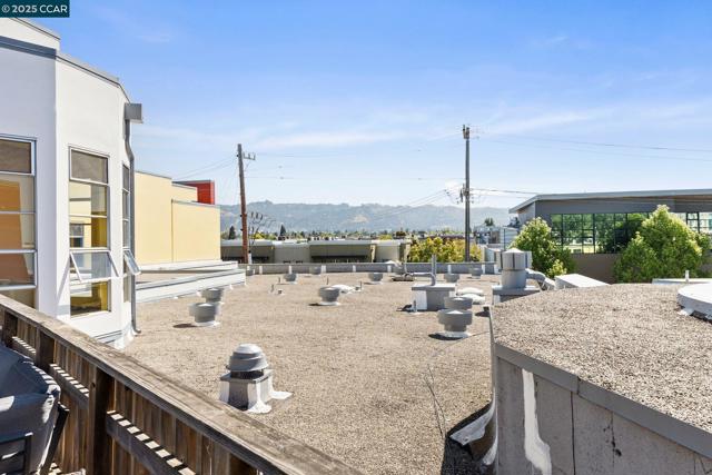 1200 65Th St, Emeryville CA: https://media.crmls.org/mediaz/df859151-0756-403b-9293-d794b1834190.jpg
