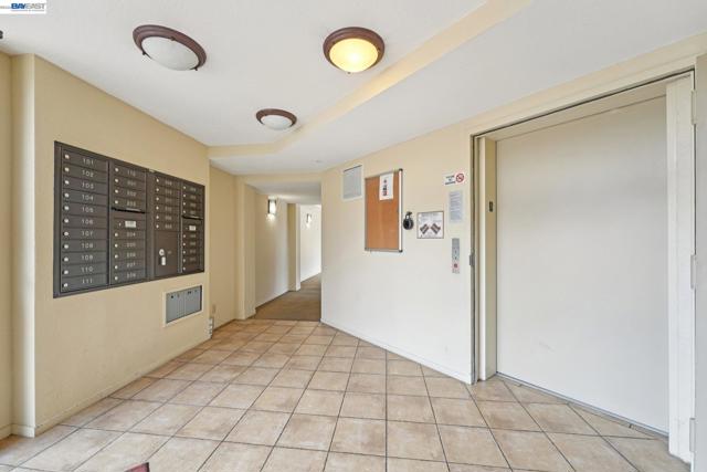 39206 Guardino Dr, Fremont CA: https://media.crmls.org/mediaz/df869a02-70bc-49dd-bf58-07d2953d43dc.jpg