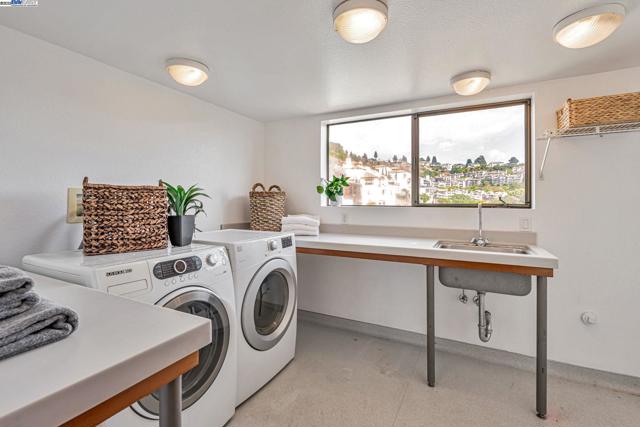 1522 Grand View Drive, Berkeley CA: https://media.crmls.org/mediaz/df870afd-3b90-4fbb-bbb7-5582828c54c7.jpg