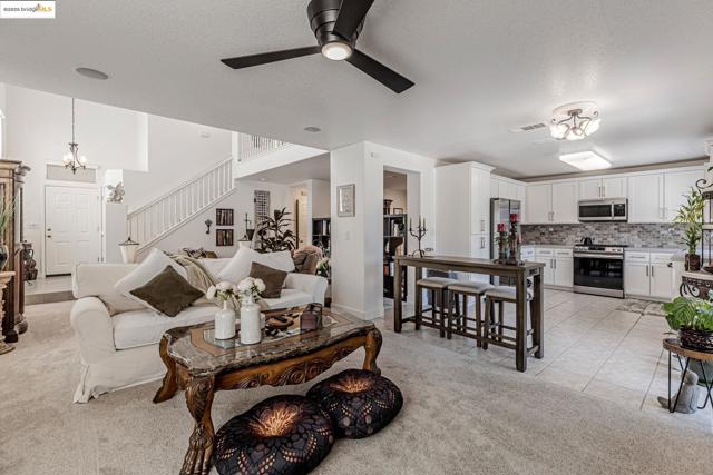 8215 Red Elk Dr, Elk Grove CA: https://media.crmls.org/mediaz/df8722da-2e01-4e45-86bd-f7ed555caffe.jpg
