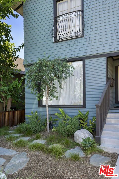 116 Roselawn Place, Los Angeles CA: https://media.crmls.org/mediaz/df882ced-da58-425f-aa9d-8d8d28b01067.jpg