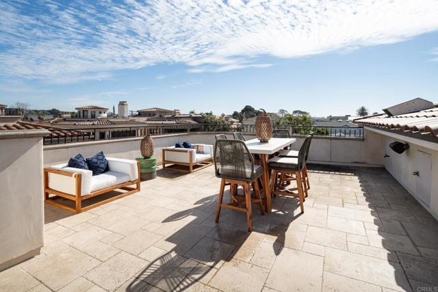 238 Date Ave, Carlsbad CA: https://media.crmls.org/mediaz/df884713-3c43-433f-b939-cc2df3dc1aee.jpg